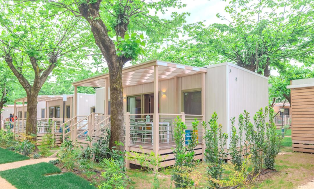 Bungalows modernes entourés de nature, parfaits pour des vacances relaxantes.