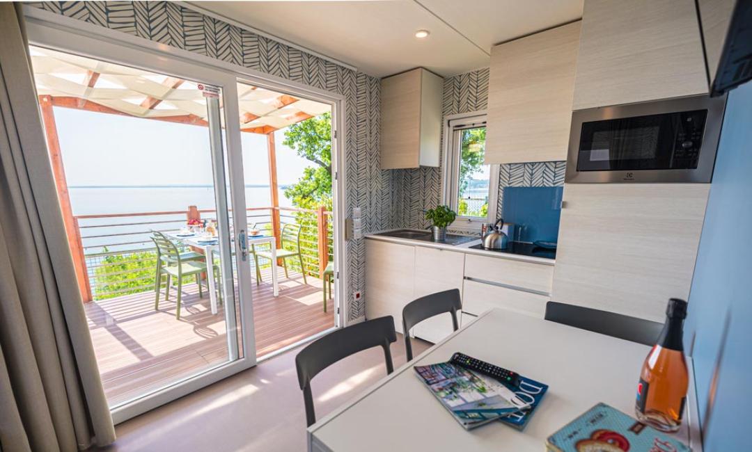 Moderna cucina con vista mare e terrazza arredata.