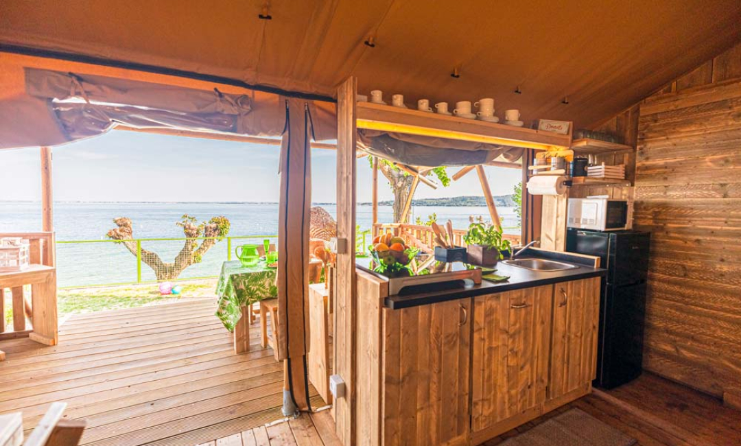 Cucina con vista mare, legno naturale, ambiente accogliente.