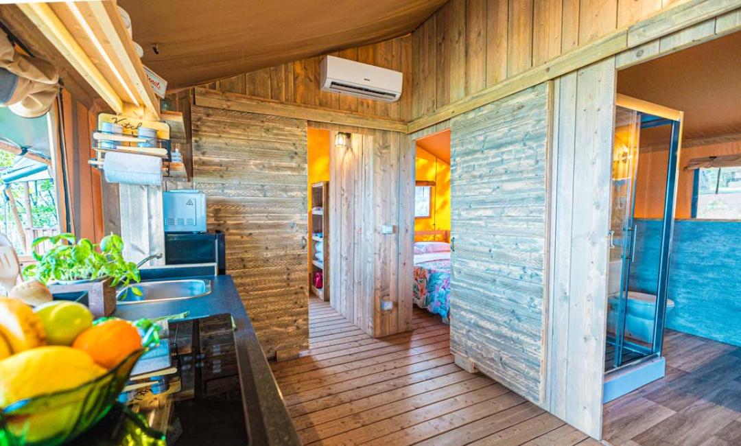 Accogliente cabina in legno con cucina, bagno e camera da letto.