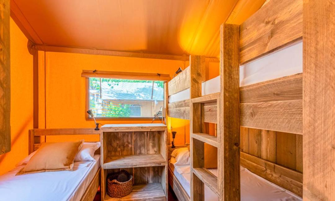 Chambre confortable avec lits superposés et décoration en bois naturel.